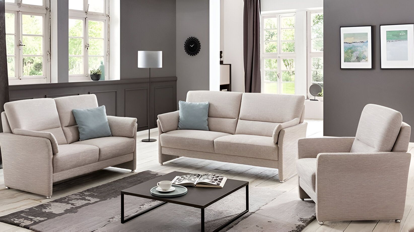Ein Wohnzimmer mit einem Sofa, einem Loveseat und einem Couchtisch, gemütlich und einladend eingerichtet.